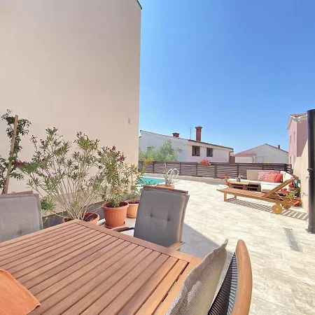 Appartamento Cozy Family Friendly Irena Nr 2 With Pool *